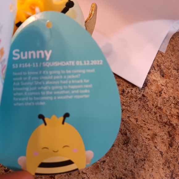 Squishmellow Keychain Sunny soft bumblebee - Picture 4 of 4